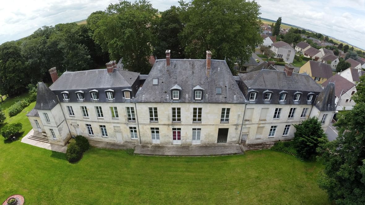 Façade du Château de Ravenel dans l’Oise