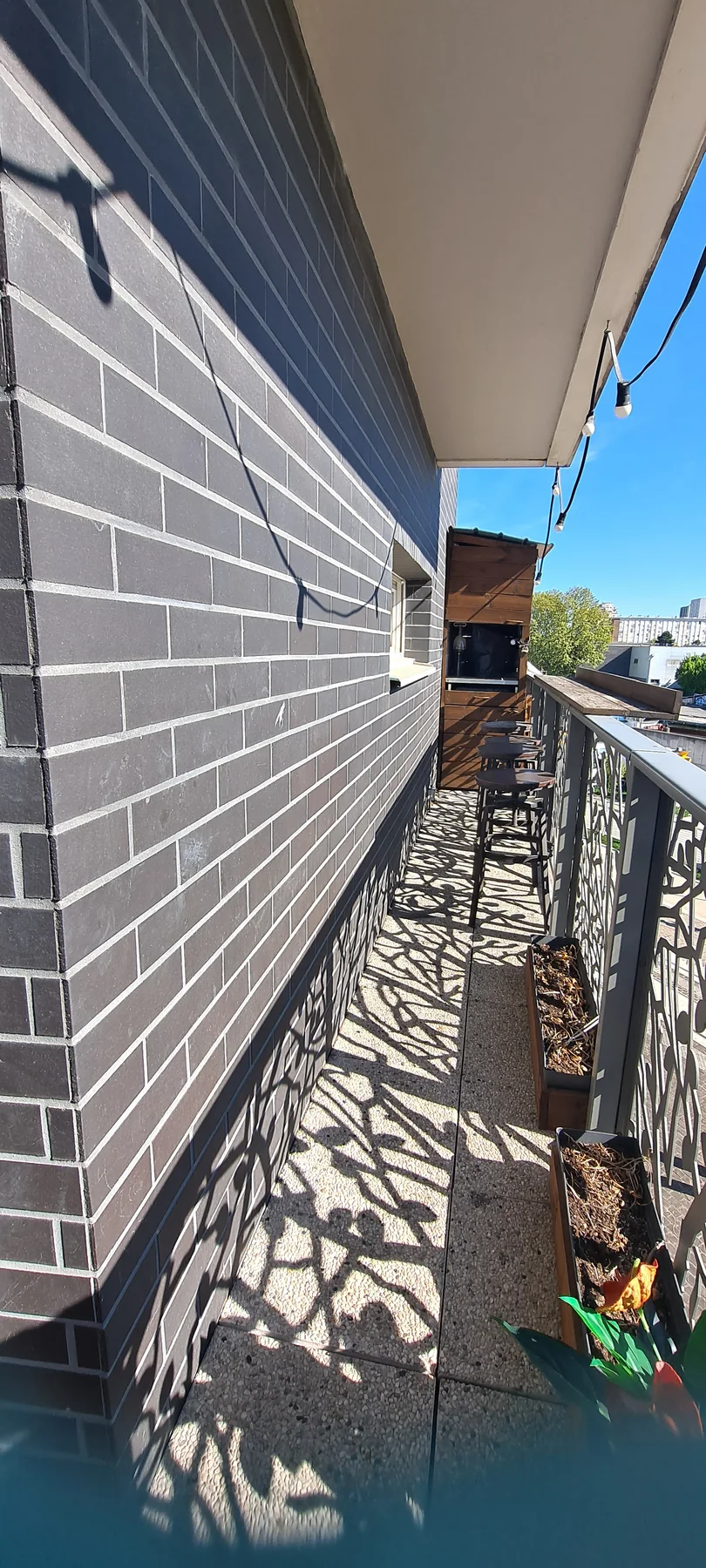 Balcon après aménagement : sol extérieur, plantes, espace plus accueillant